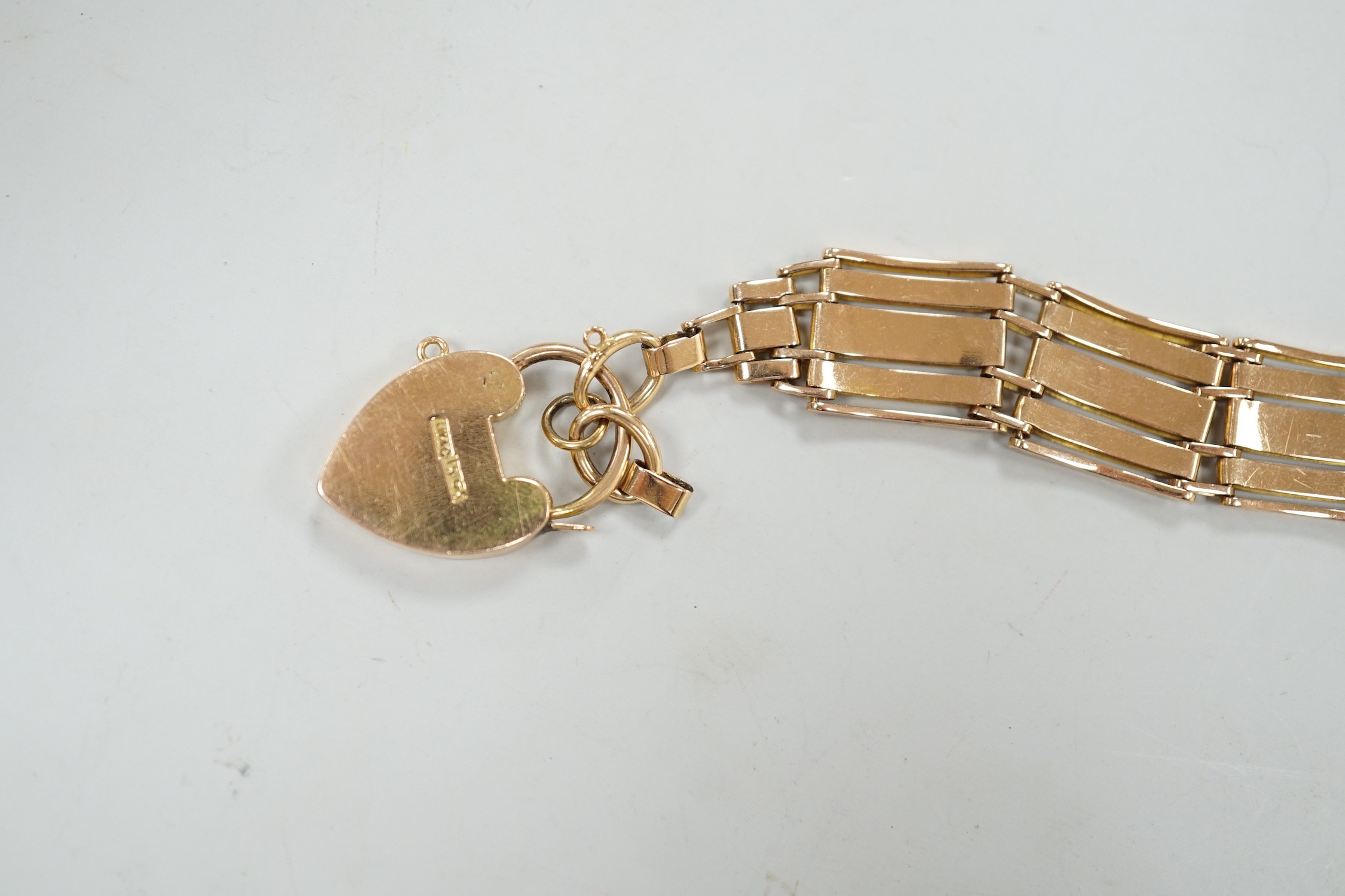 A 15ct gate link bracelet, with heart shaped padlock clasp, 19.5cm, 27.8 grams.